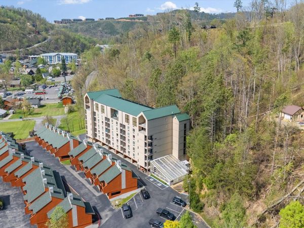 413 Baskins Creek Rd, Gatlinburg, TN 37738