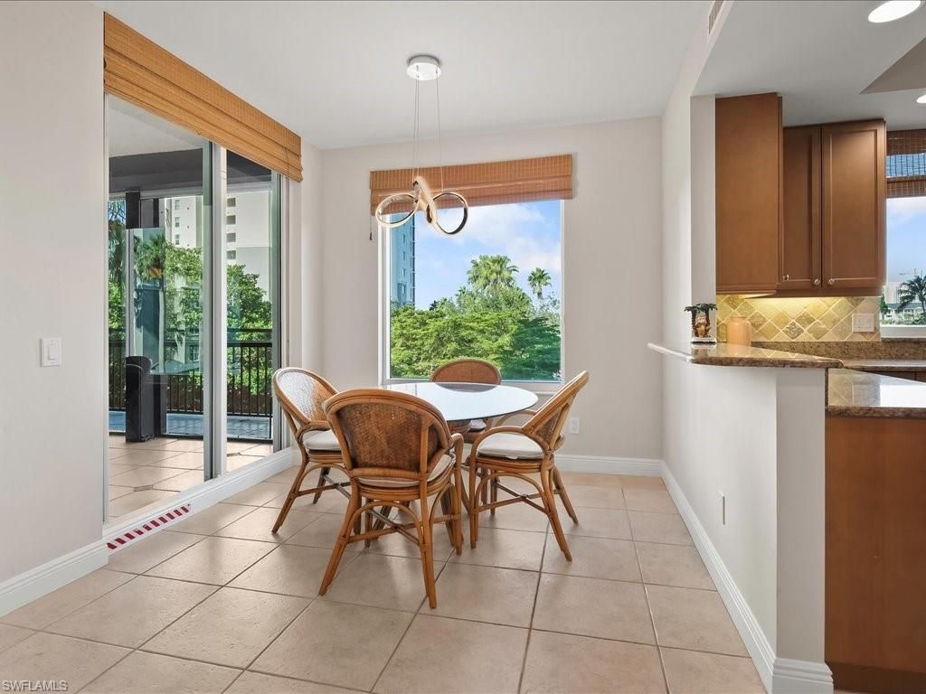 425 Cove Tower Dr, Unit 304, Naples, FL 34110 Photo