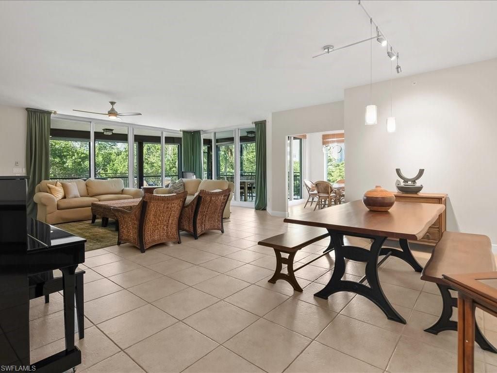 425 Cove Tower Dr, Unit 304, Naples, FL 34110 Photo