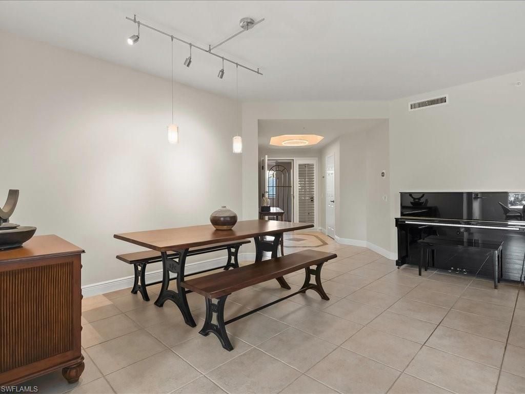 425 Cove Tower Dr, Unit 304, Naples, FL 34110 Photo