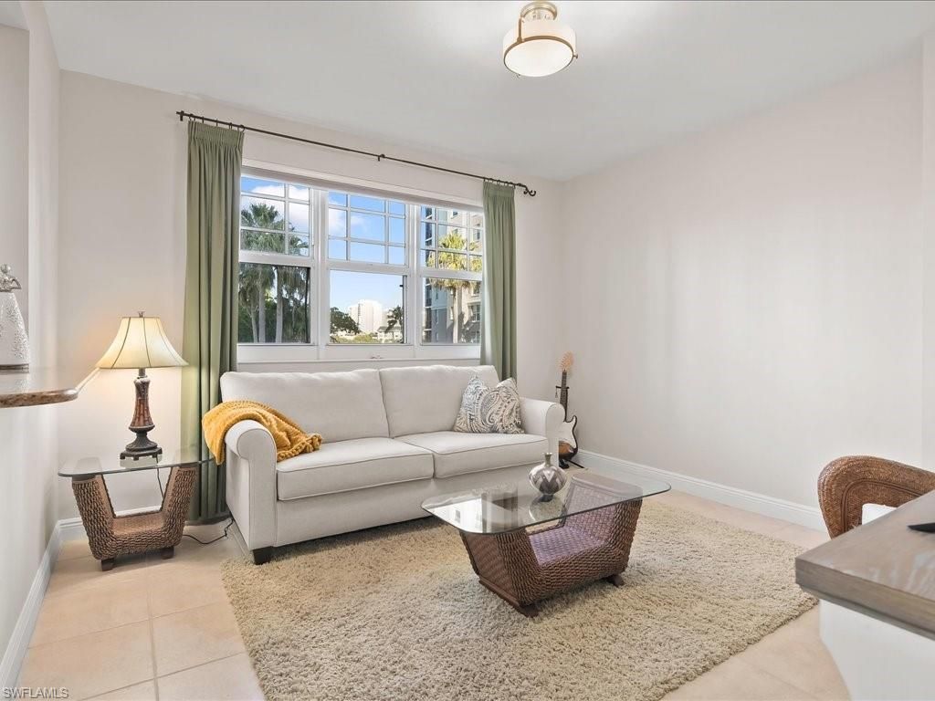 425 Cove Tower Dr, Unit 304, Naples, FL 34110 Photo