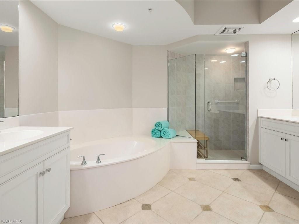 425 Cove Tower Dr, Unit 304, Naples, FL 34110 Photo