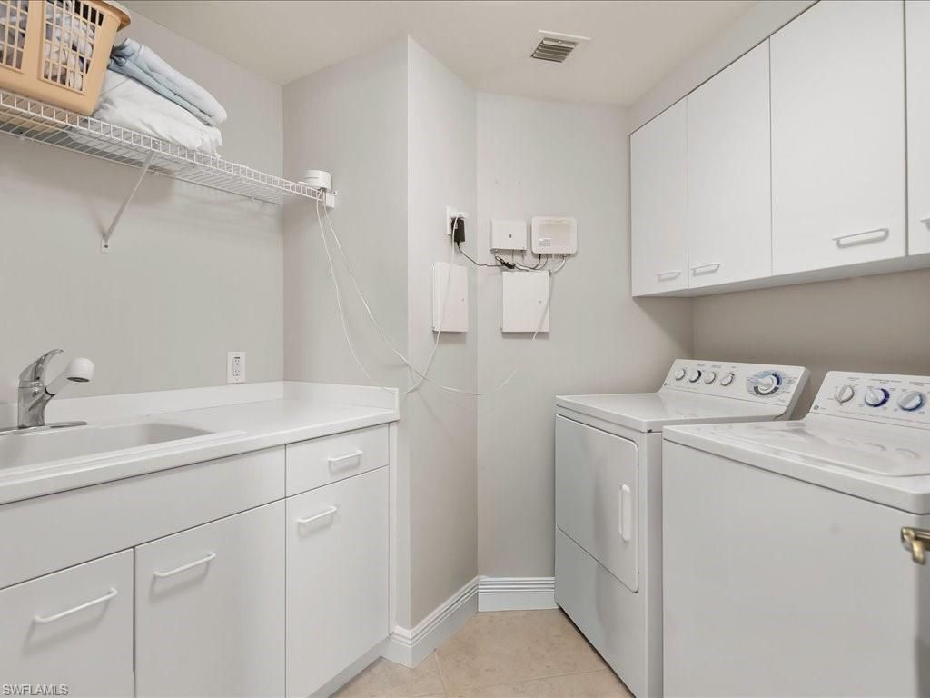 425 Cove Tower Dr, Unit 304, Naples, FL 34110 Photo