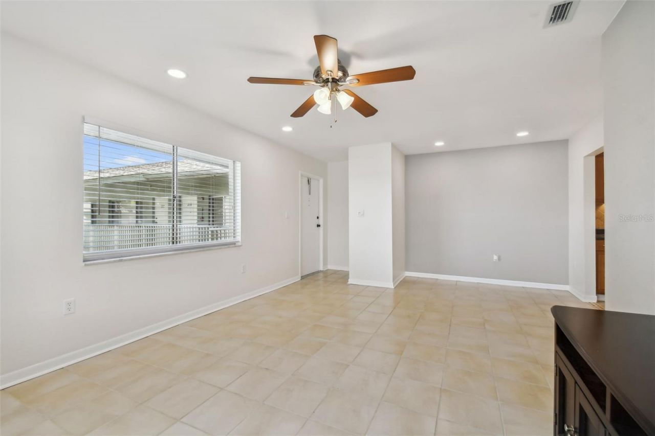 379 47th Avenue N, Unit 212, Saint Petersburg, FL 33703 Photo