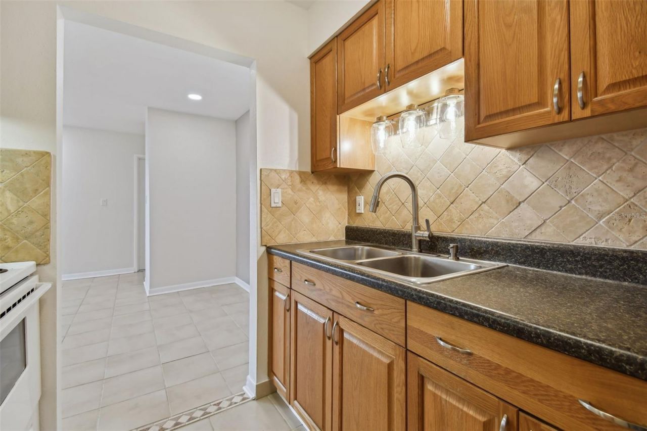 379 47th Avenue N, Unit 212, Saint Petersburg, FL 33703 Photo