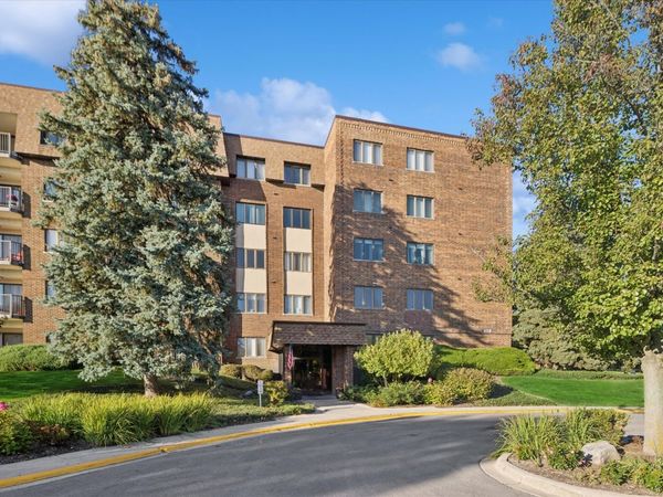 453 Raintree Drive, Unit 5A, Glen Ellyn, IL 60137