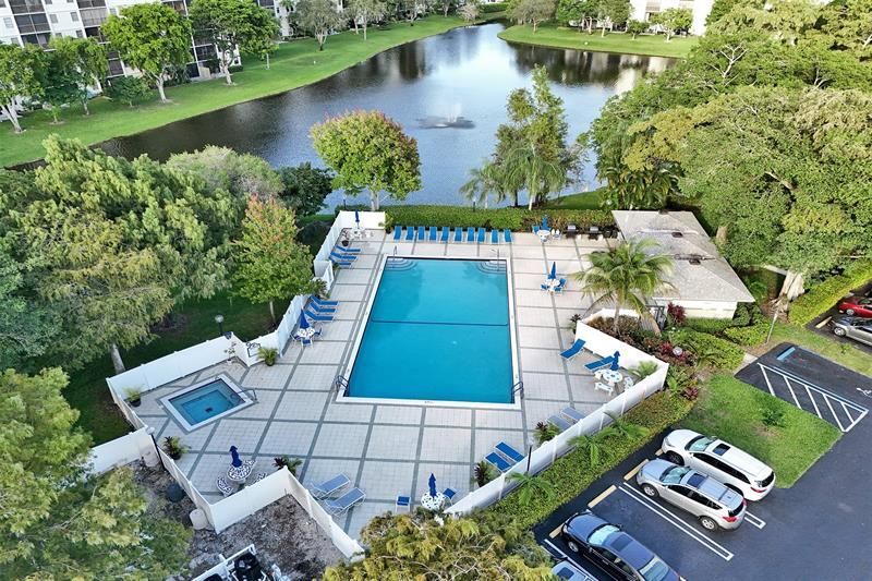 2334 S Cypress Bend Drive, Unit 304, Pompano Beach, FL 33069 Photo