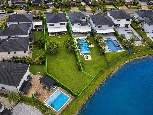 8822 NW 161st Ter, Miami Lakes, FL 33018