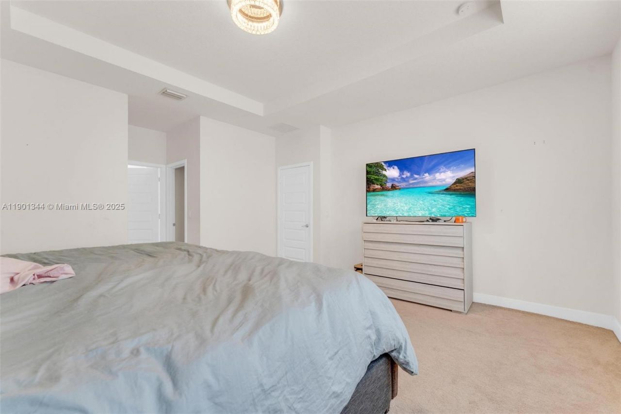 8822 NW 161st Ter, Miami Lakes, FL 33018 Photo