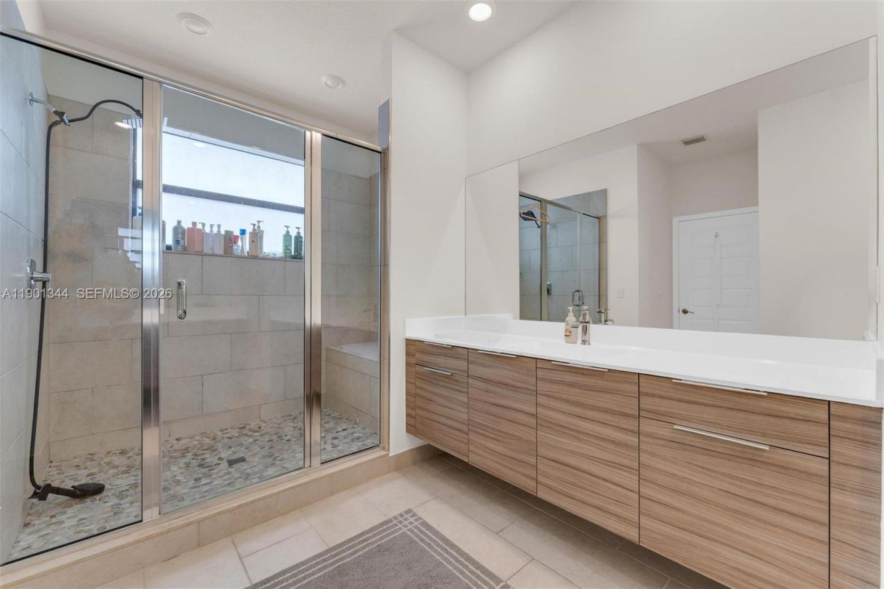 8822 NW 161st Ter, Miami Lakes, FL 33018 Photo