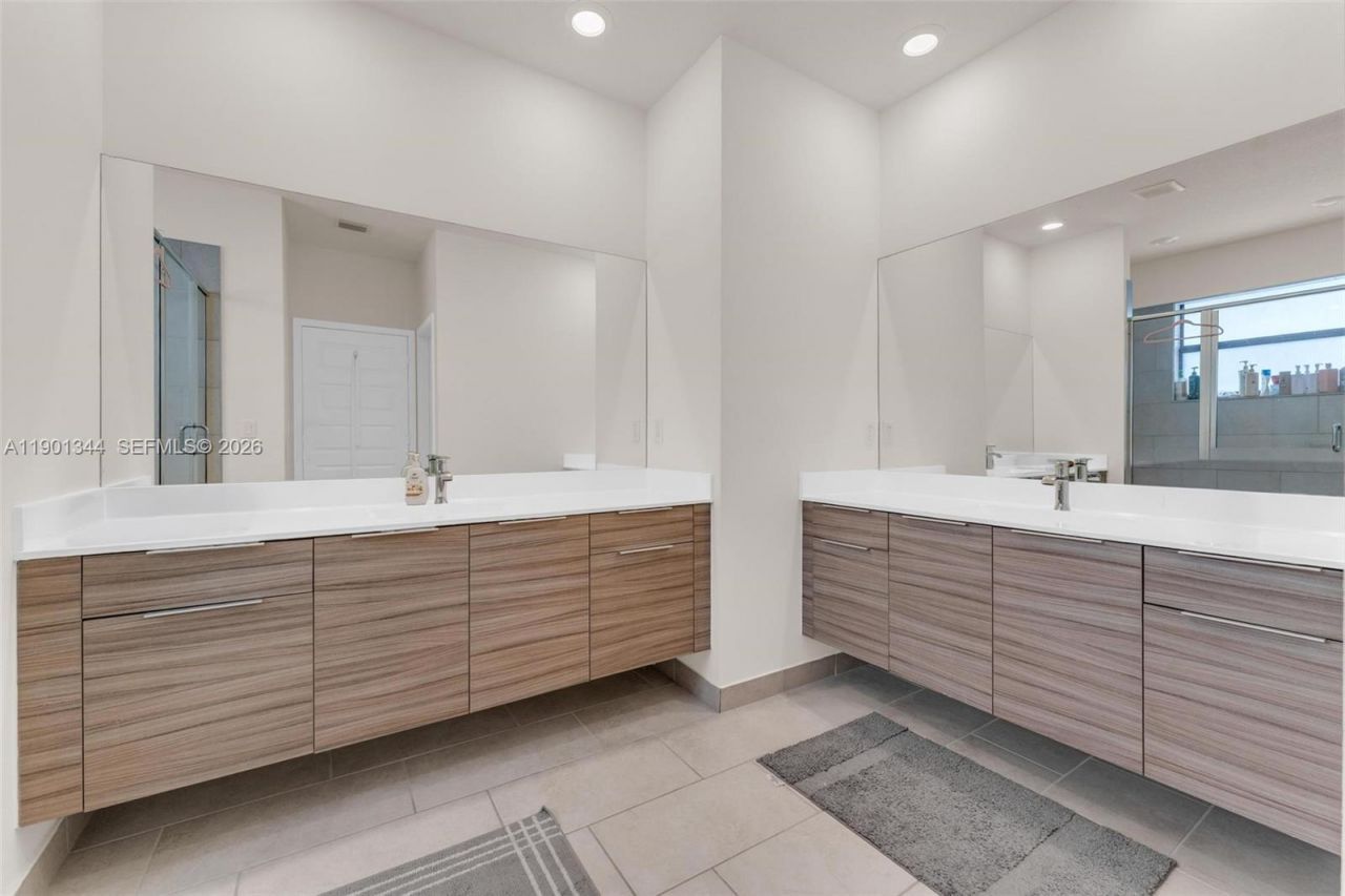 8822 NW 161st Ter, Miami Lakes, FL 33018 Photo