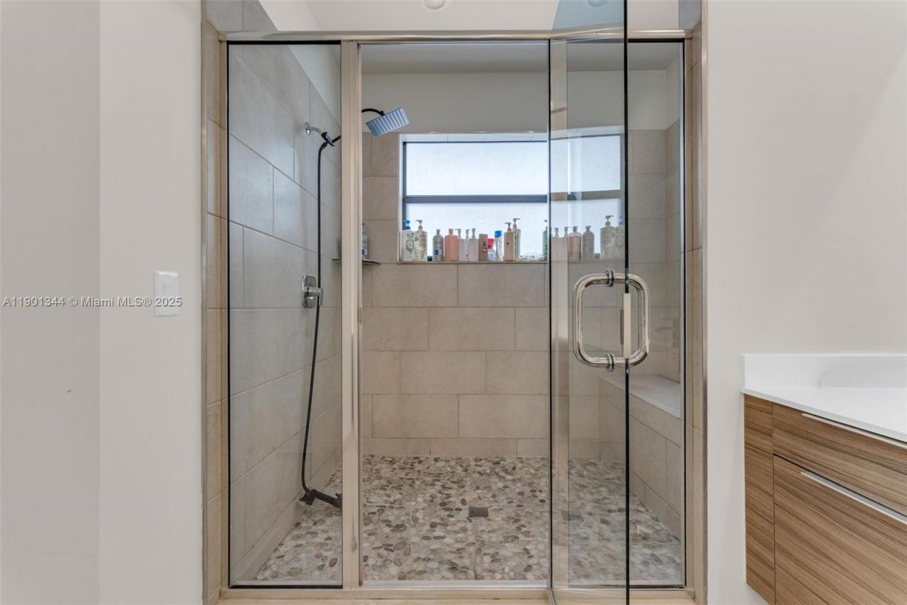 8822 NW 161st Ter, Miami Lakes, FL 33018 Photo