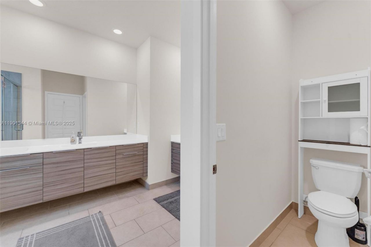 8822 NW 161st Ter, Miami Lakes, FL 33018 Photo