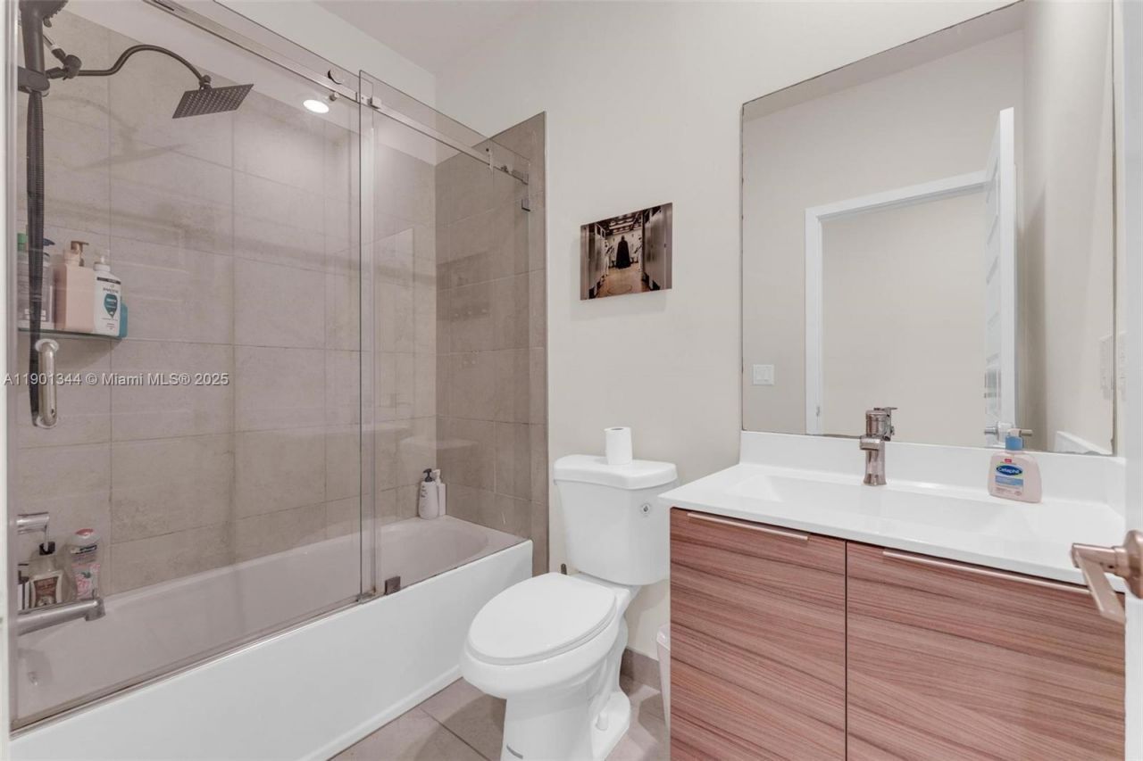 8822 NW 161st Ter, Miami Lakes, FL 33018 Photo