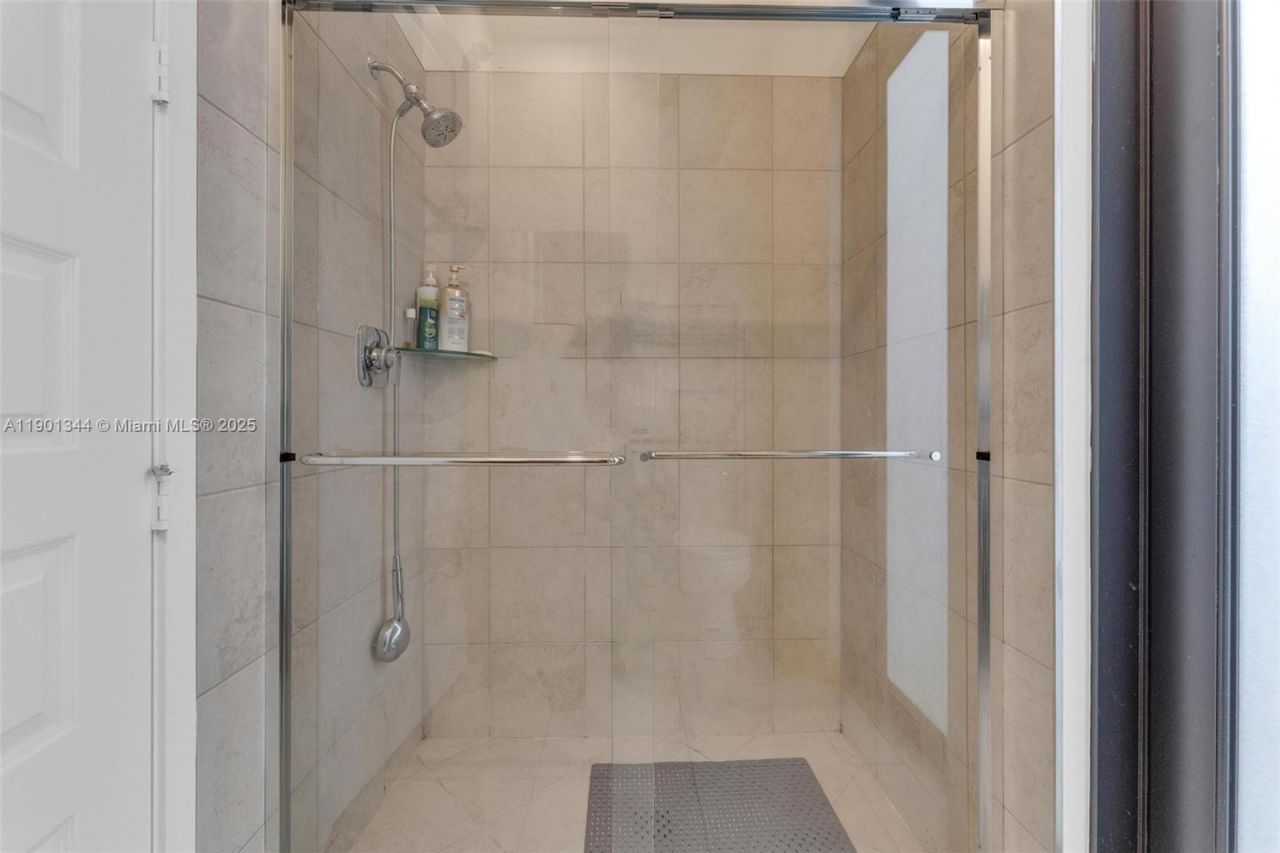 8822 NW 161st Ter, Miami Lakes, FL 33018 Photo