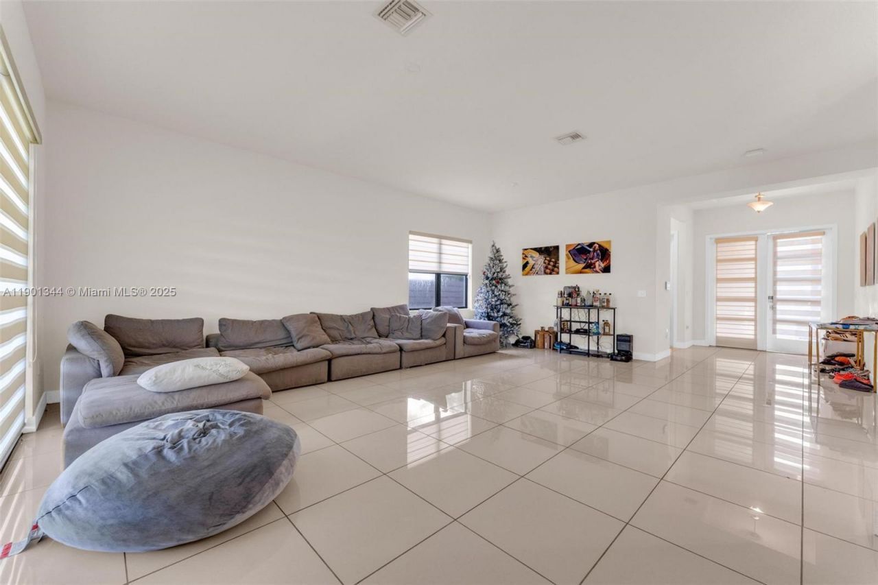 8822 NW 161st Ter, Miami Lakes, FL 33018 Photo