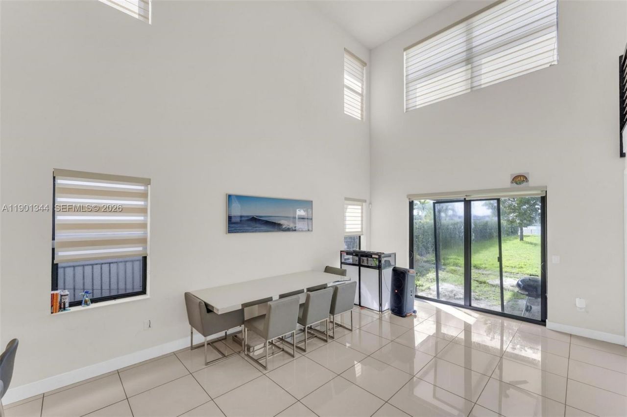 8822 NW 161st Ter, Miami Lakes, FL 33018 Photo