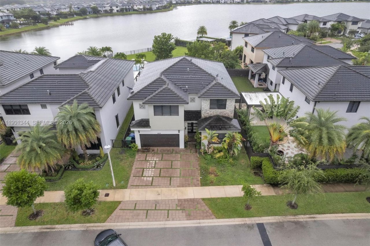 8822 NW 161st Ter, Miami Lakes, FL 33018 Photo