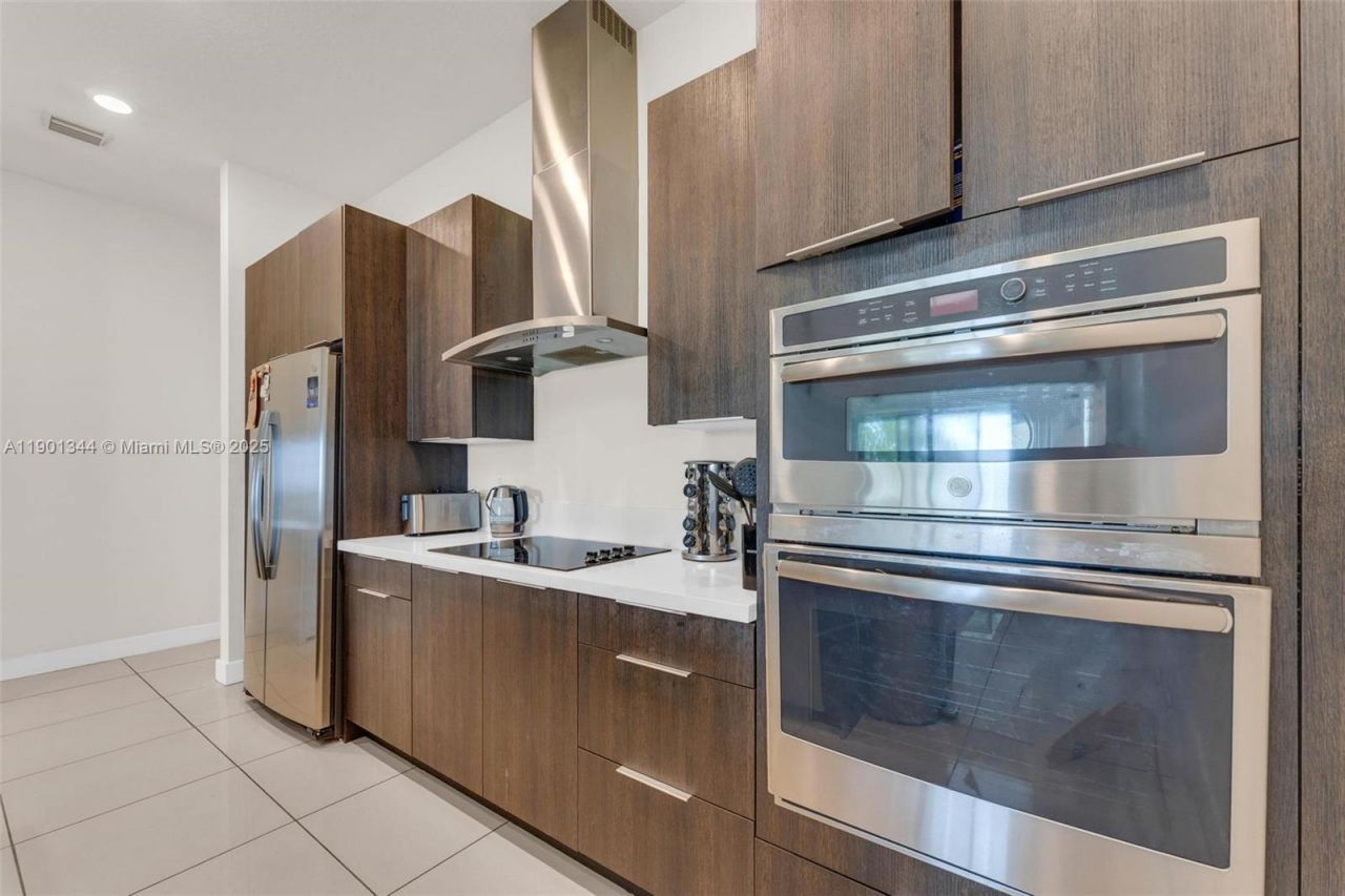 8822 NW 161st Ter, Miami Lakes, FL 33018 Photo