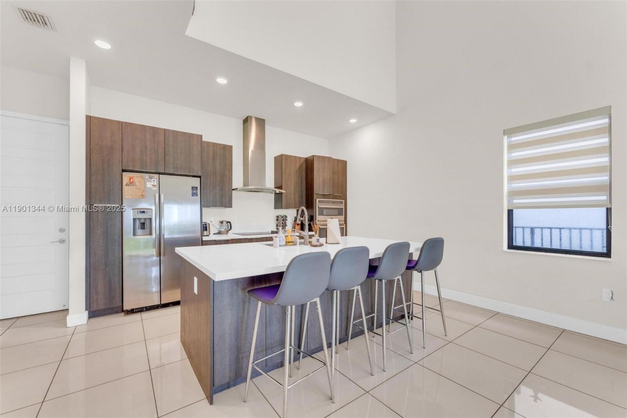 8822 NW 161st Ter, Miami Lakes, FL 33018 Photo