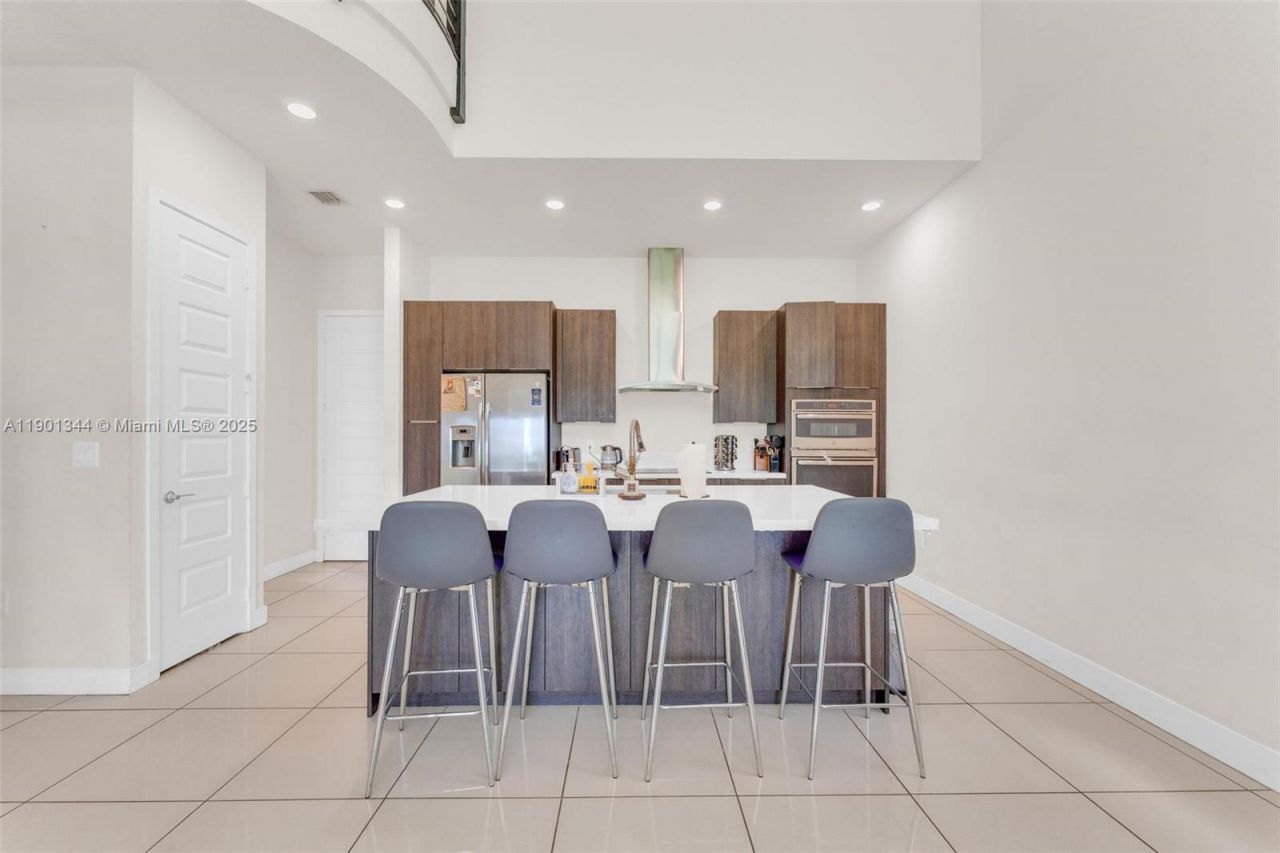 8822 NW 161st Ter, Miami Lakes, FL 33018 Photo