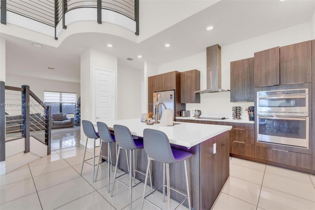 8822 NW 161st Ter, Miami Lakes, FL 33018 Photo