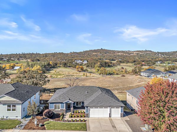 407 N Deanjou Avenue, Eagle Point, OR 97524