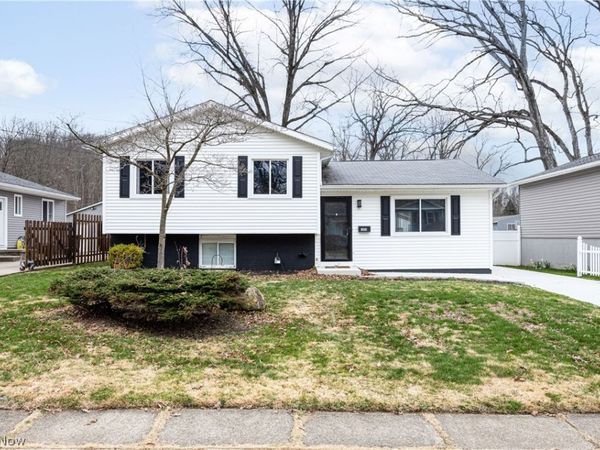 1054 Karen Drive, Akron, OH 44313