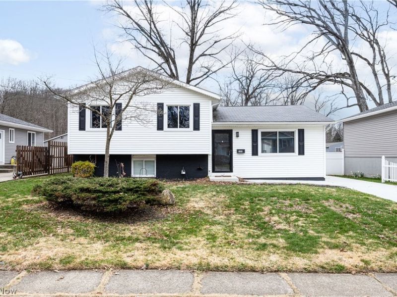 1054 Karen Drive, Akron, OH 44313 Photo 1