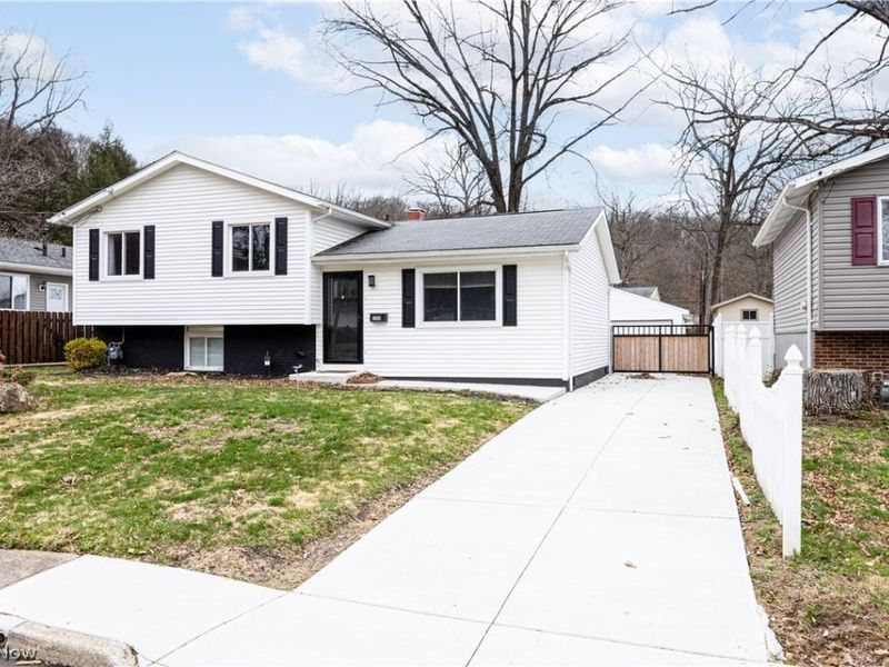 1054 Karen Drive, Akron, OH 44313 Photo 3