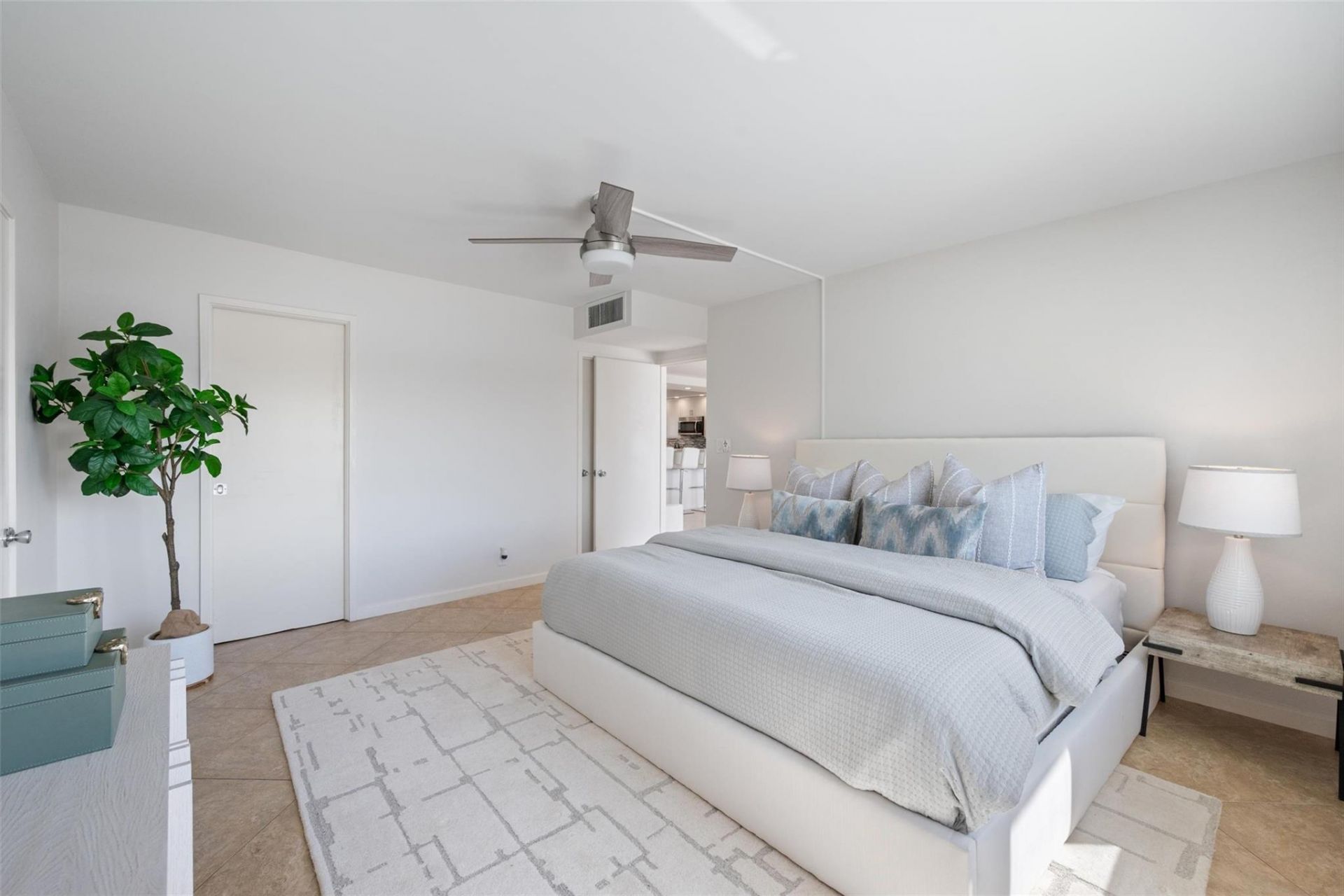 215 N Birch Road, Unit 2B, Fort Lauderdale, FL 33304 Photo