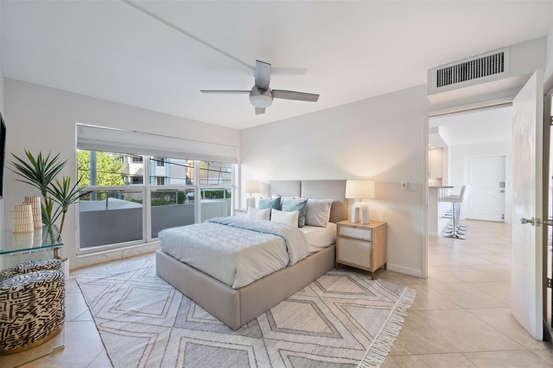 215 N Birch Road, Unit 2B, Fort Lauderdale, FL 33304 Photo