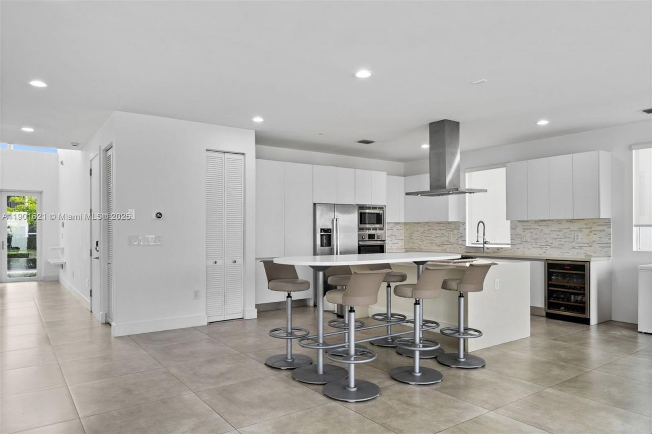 7540 NW 97th Pl, Doral, FL 33178 Photo