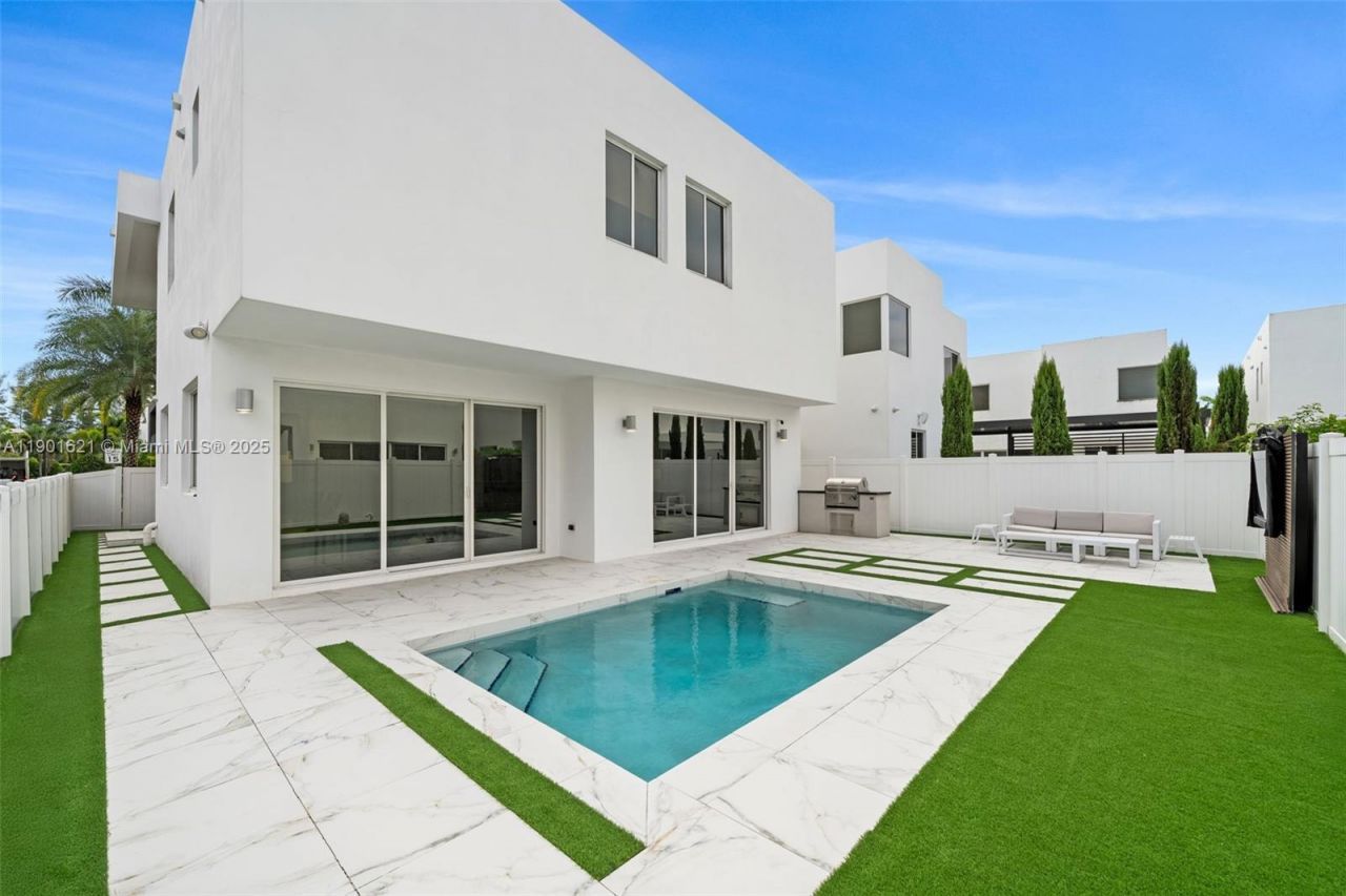 7540 NW 97th Pl, Doral, FL 33178 Photo