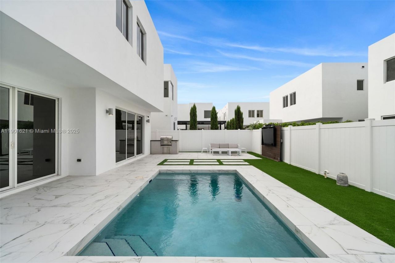 7540 NW 97th Pl, Doral, FL 33178 Photo