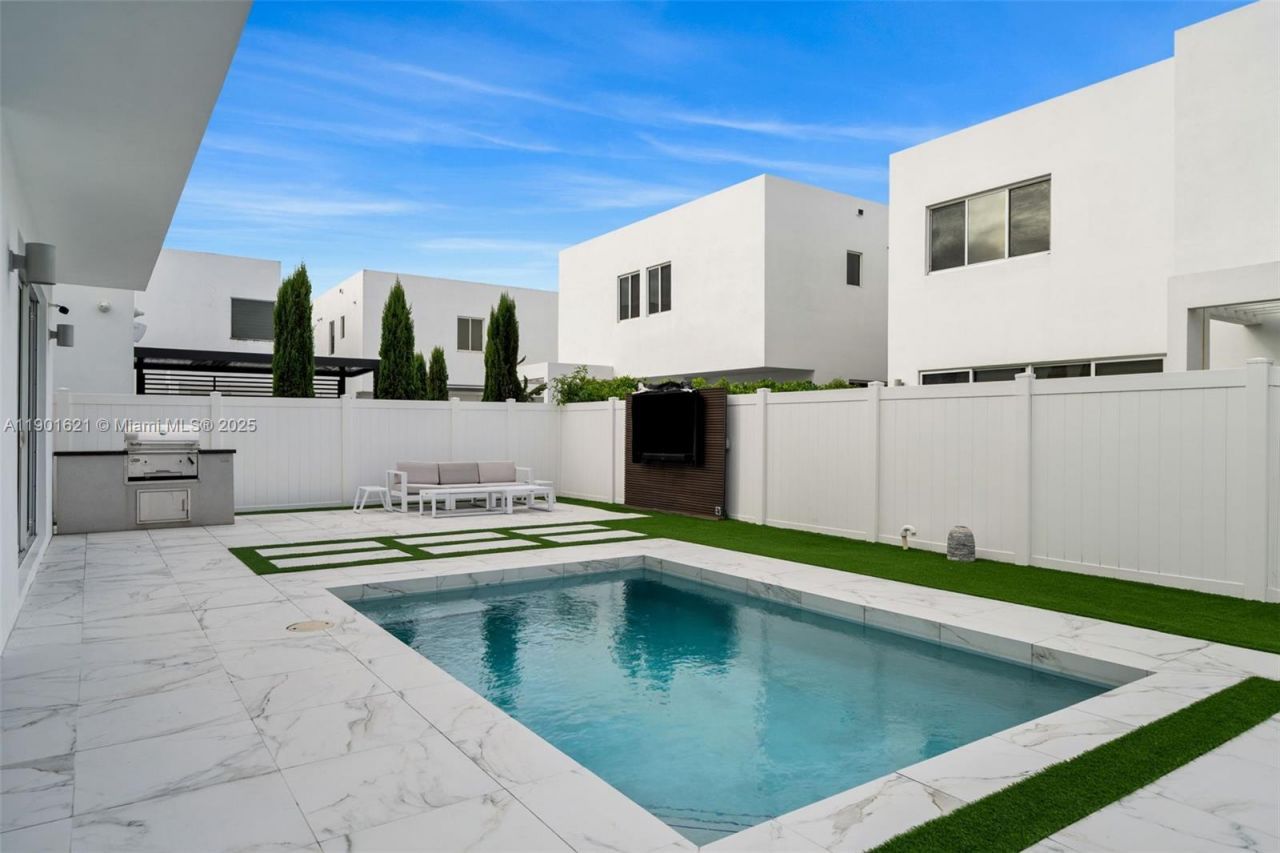 7540 NW 97th Pl, Doral, FL 33178 Photo