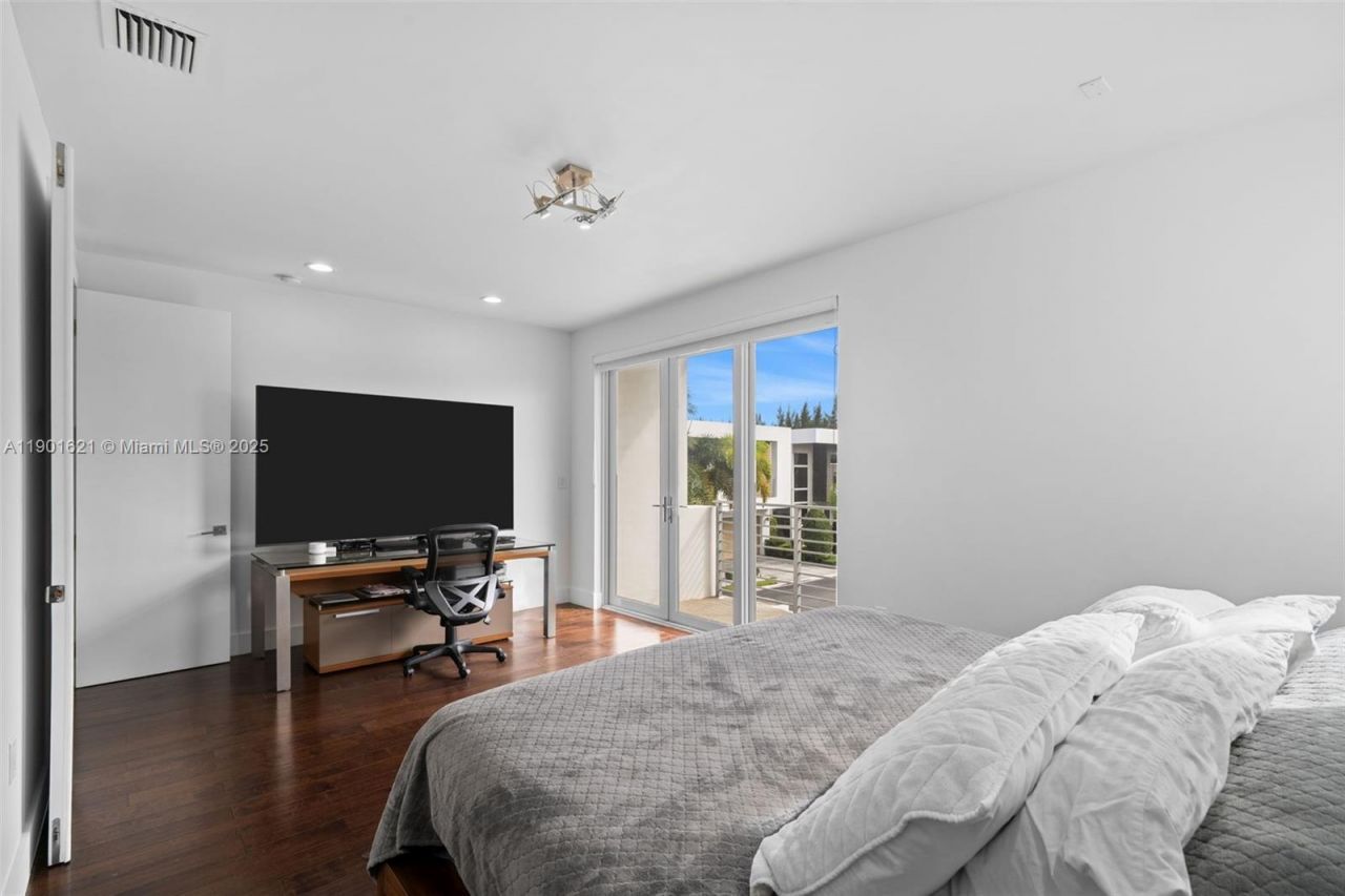 7540 NW 97th Pl, Doral, FL 33178 Photo