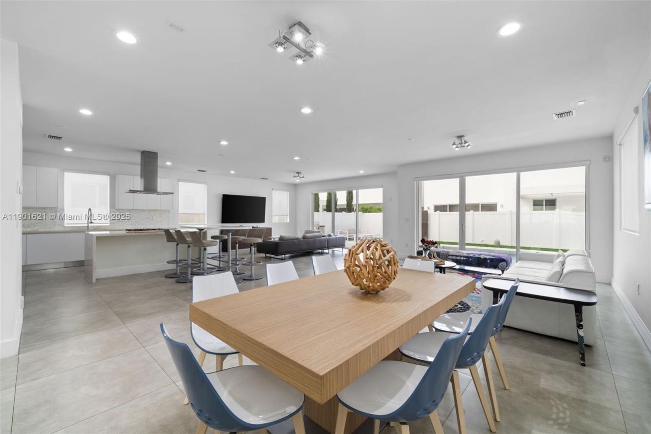 7540 NW 97th Pl, Doral, FL 33178 Photo