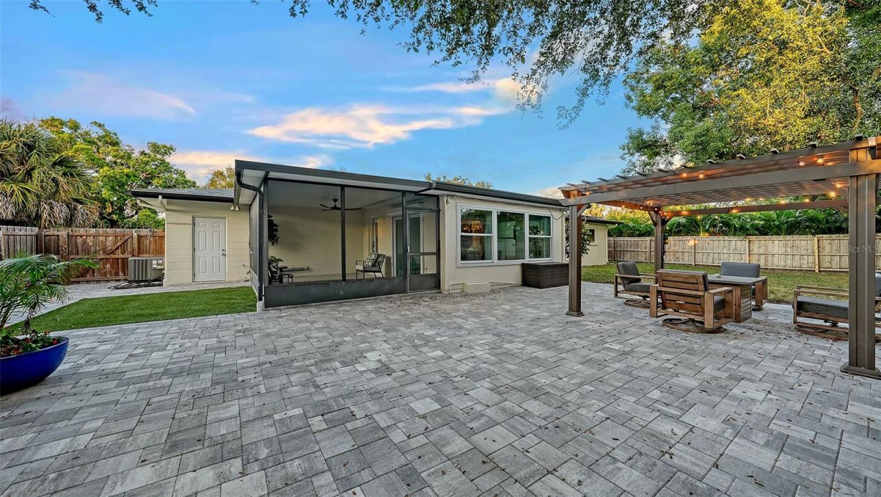 2426 Wisteria Street, Sarasota, FL 34239 Photo