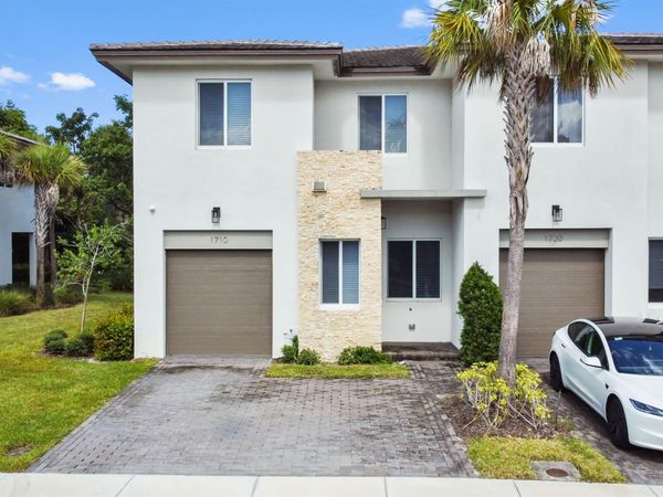 1710 Pioneer Way, Royal Palm Beach, FL 33411