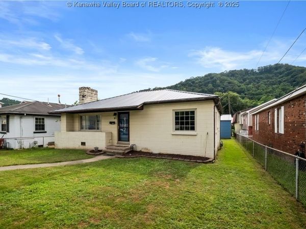 8811 California Avenue, Marmet, WV 25315