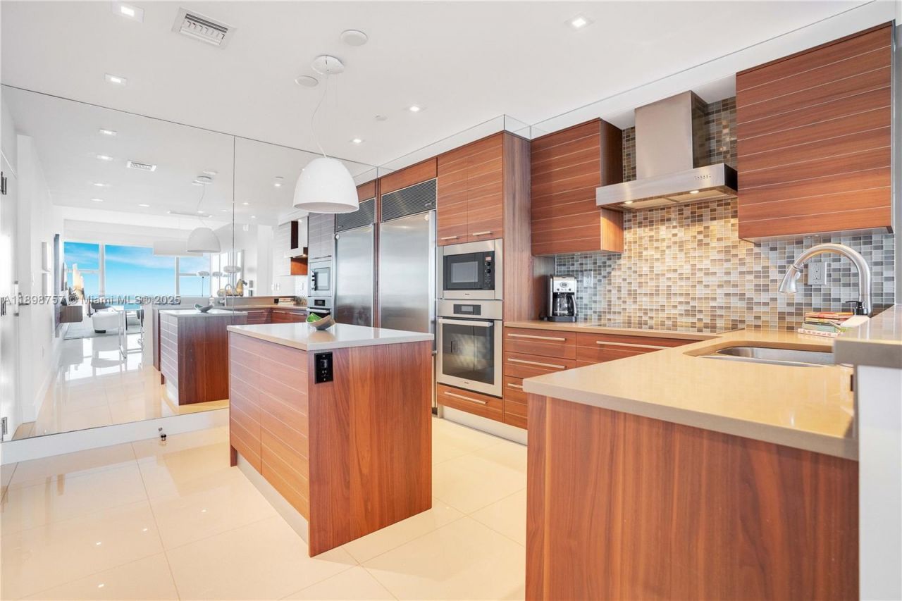 6801 Collins Ave, Unit PH-17, Miami Beach, FL 33141 Photo