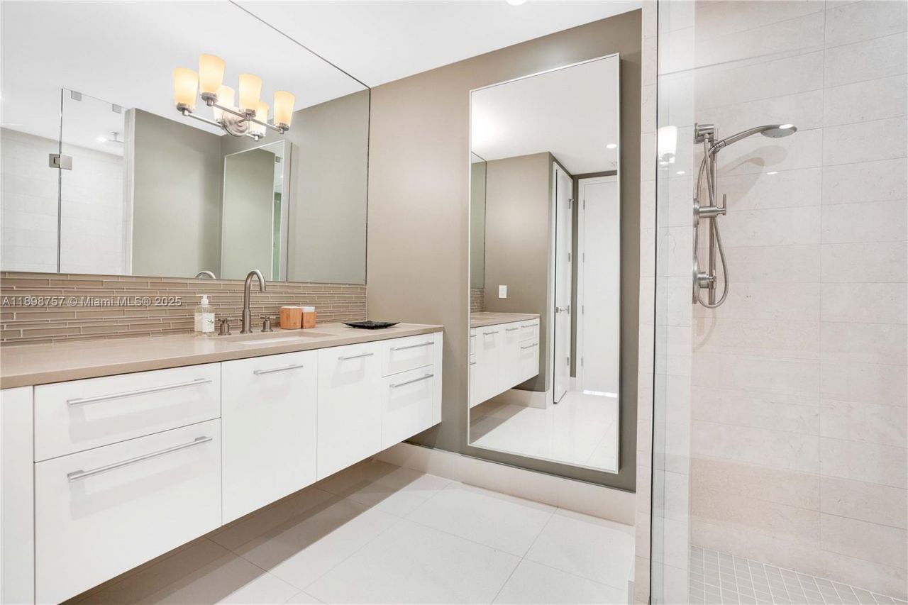 6801 Collins Ave, Unit PH-17, Miami Beach, FL 33141 Photo