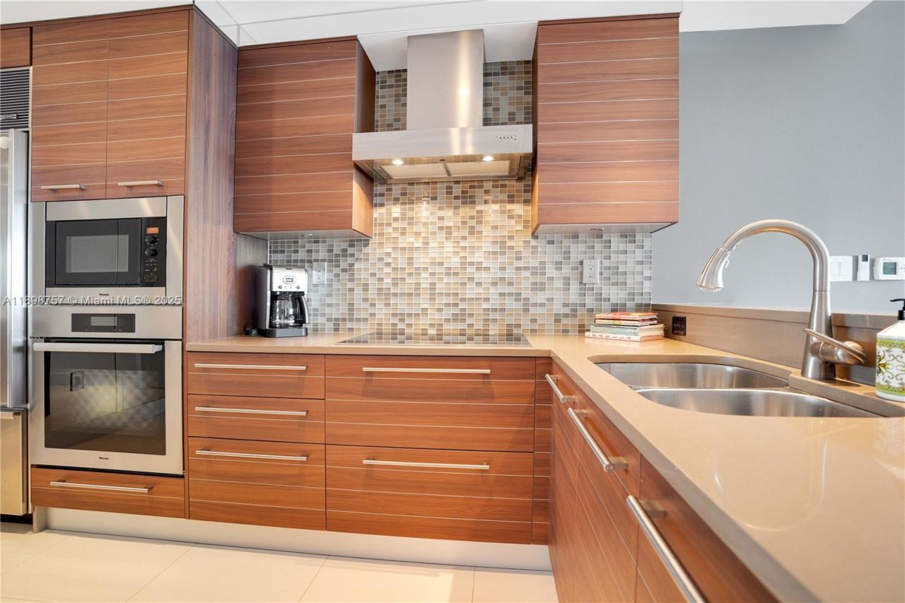 6801 Collins Ave, Unit PH-17, Miami Beach, FL 33141 Photo