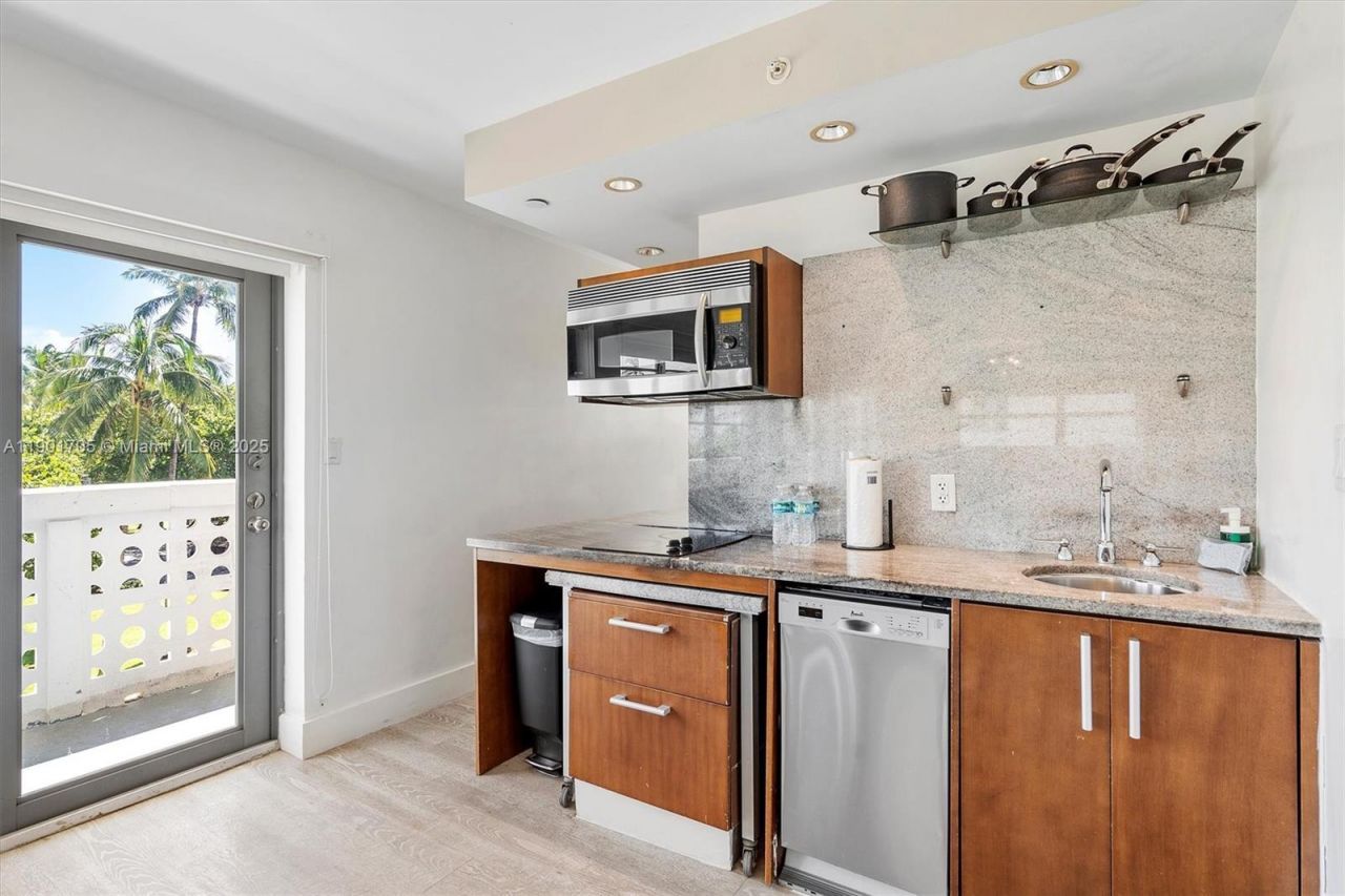 1024 Ocean Dr, Unit A301, Miami Beach, FL 33139 Photo