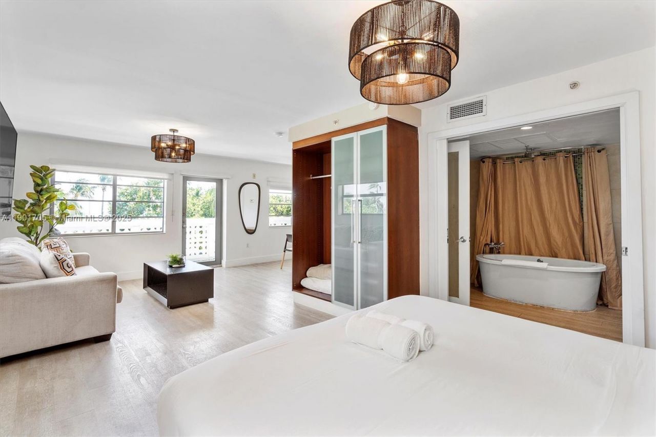 1024 Ocean Dr, Unit A301, Miami Beach, FL 33139 Photo