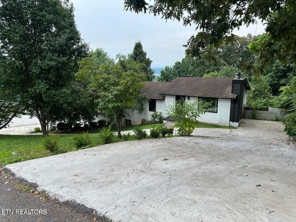 5242 Oakhill Drive, Knoxville, TN 37912