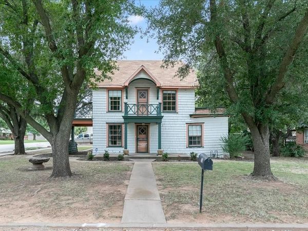 103 N Crockett Street, Henrietta, TX 76365