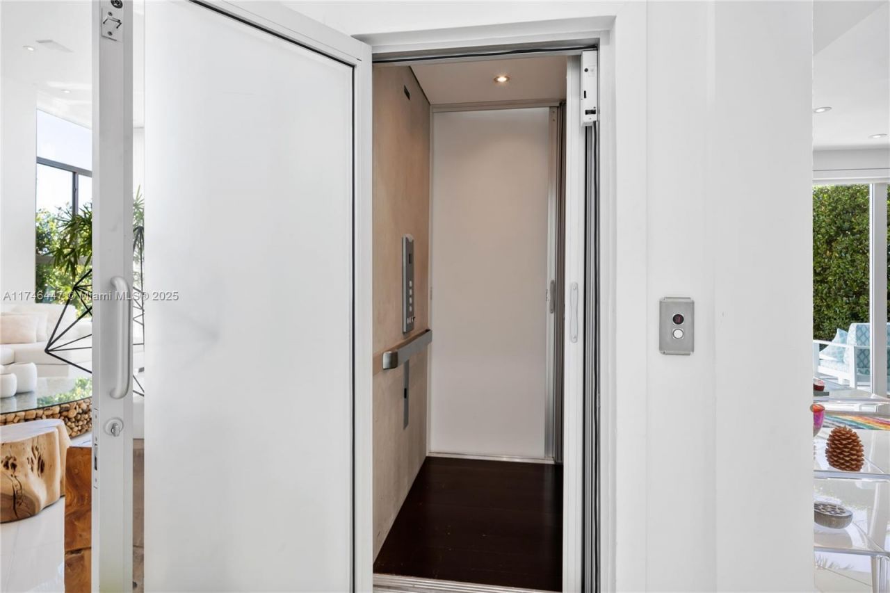 227 E Dilido Dr, Miami Beach, FL 33139 Photo