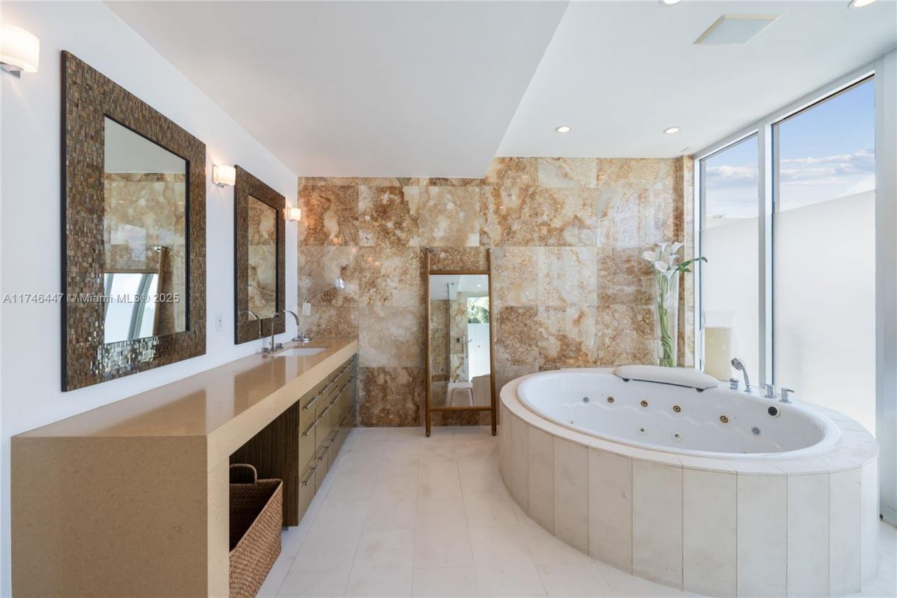 227 E Dilido Dr, Miami Beach, FL 33139 Photo